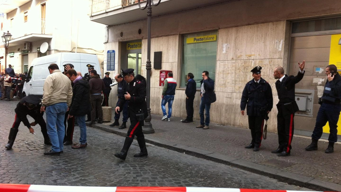Salerno, indagini sul luogo dell'assalto al portavalori (Ansa)