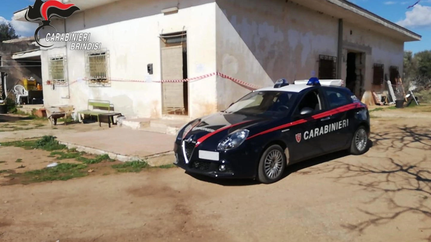 I carabinieri sul luogo del duplice omicidio a Corovigno (Ansa)