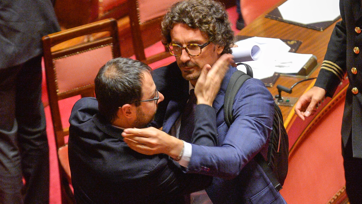 Il ministro Danilo Toninelli e Stefano Patuanelli, capogruppo M5s (Imagoeconomica) 