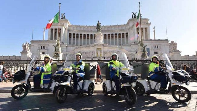 Portalettere sui nuovi tricicli elettrici adottati da Poste Italiane