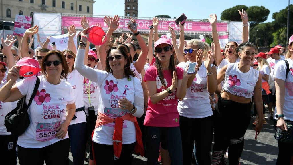 La corsa Race for the cure per raccogliere fondi contro il tumore al seno