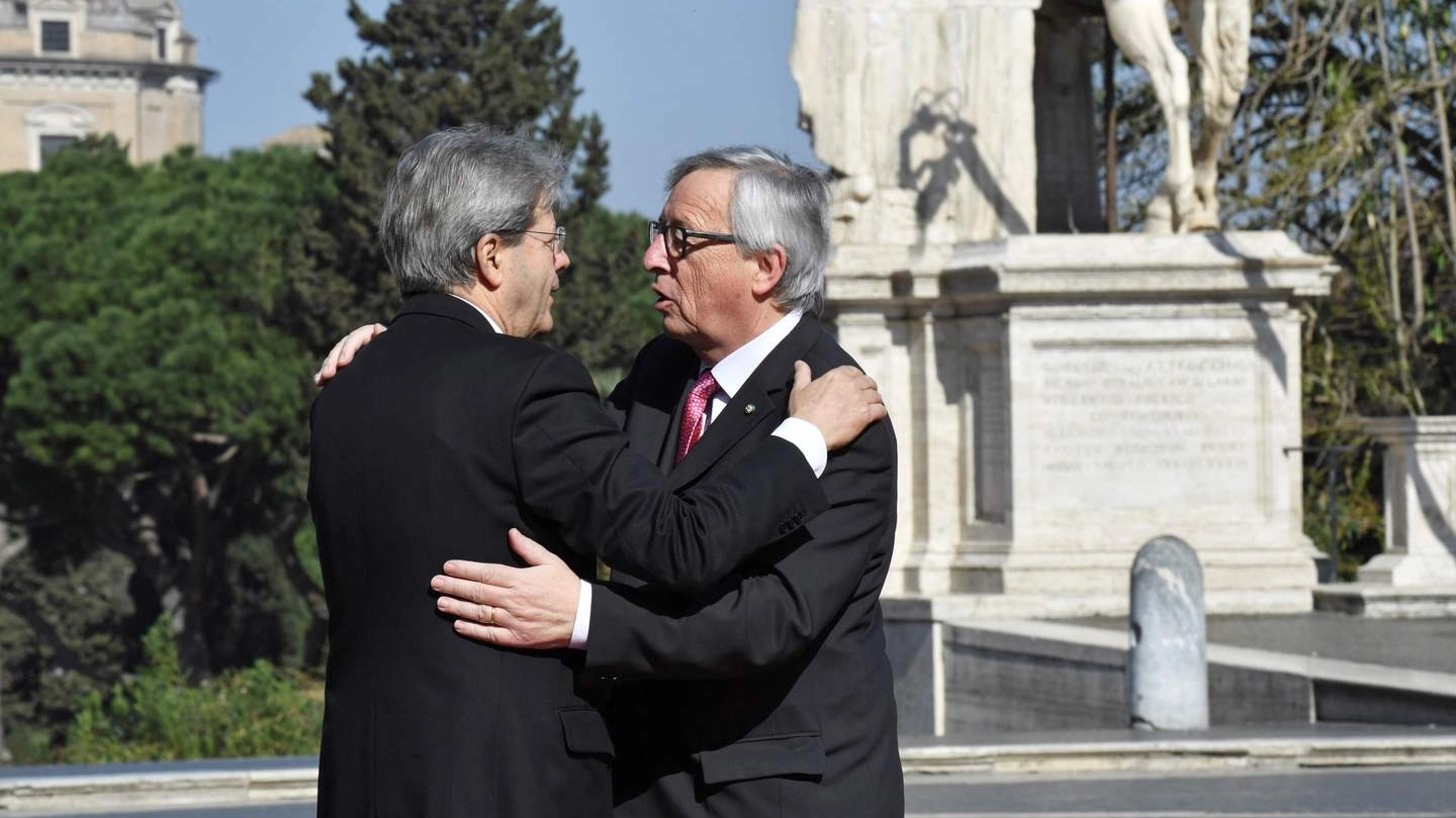 L'abbraccio tra Juncker e Gentiloni (Afp)