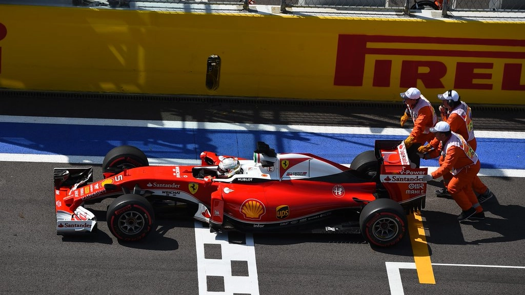 Vettel spinto ai box (F1)
