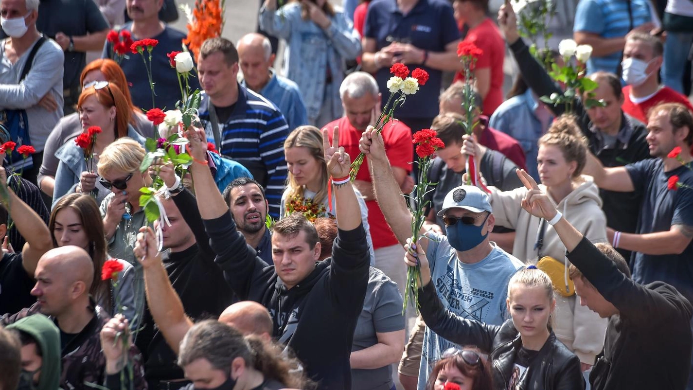 Bielorussia, il 'funerale nazionale' per il manifestante morto (Ansa)