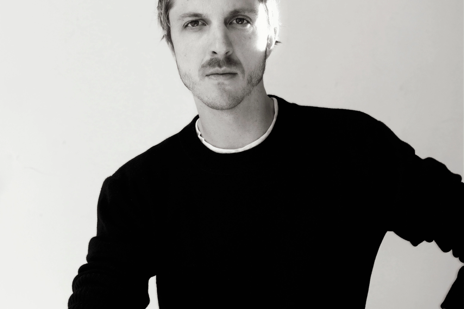 Lo stilista belga Glenn Martens (Foto Arnaud Lajeunie)