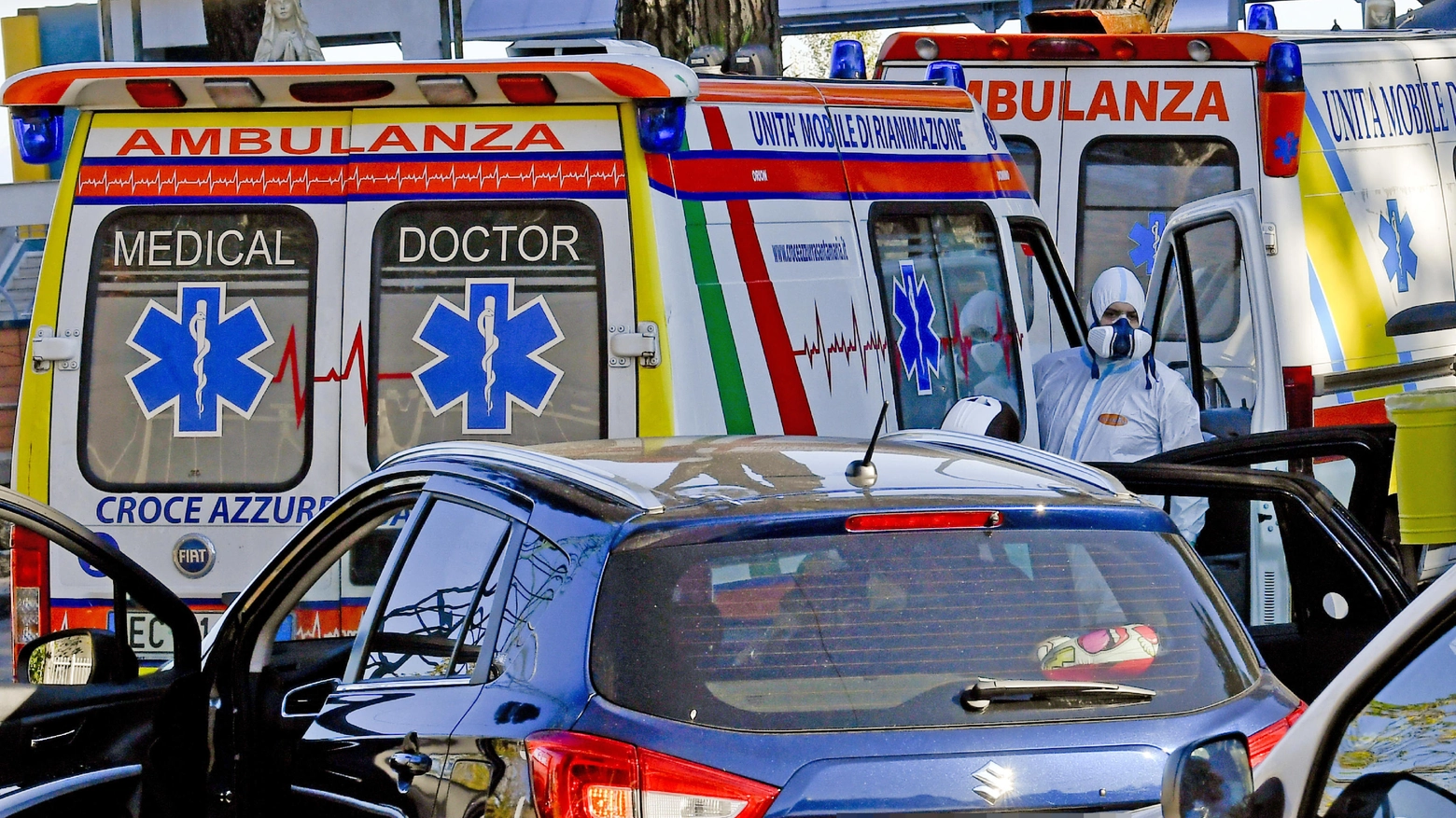 Ambulante e auto in fila all'ospedale Cotugno di Napoli