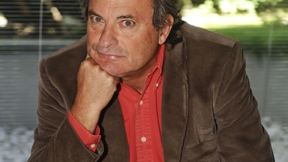 Oliviero Beha. Lo scrittore e giornalista è morto a 68 anni (Ansa)