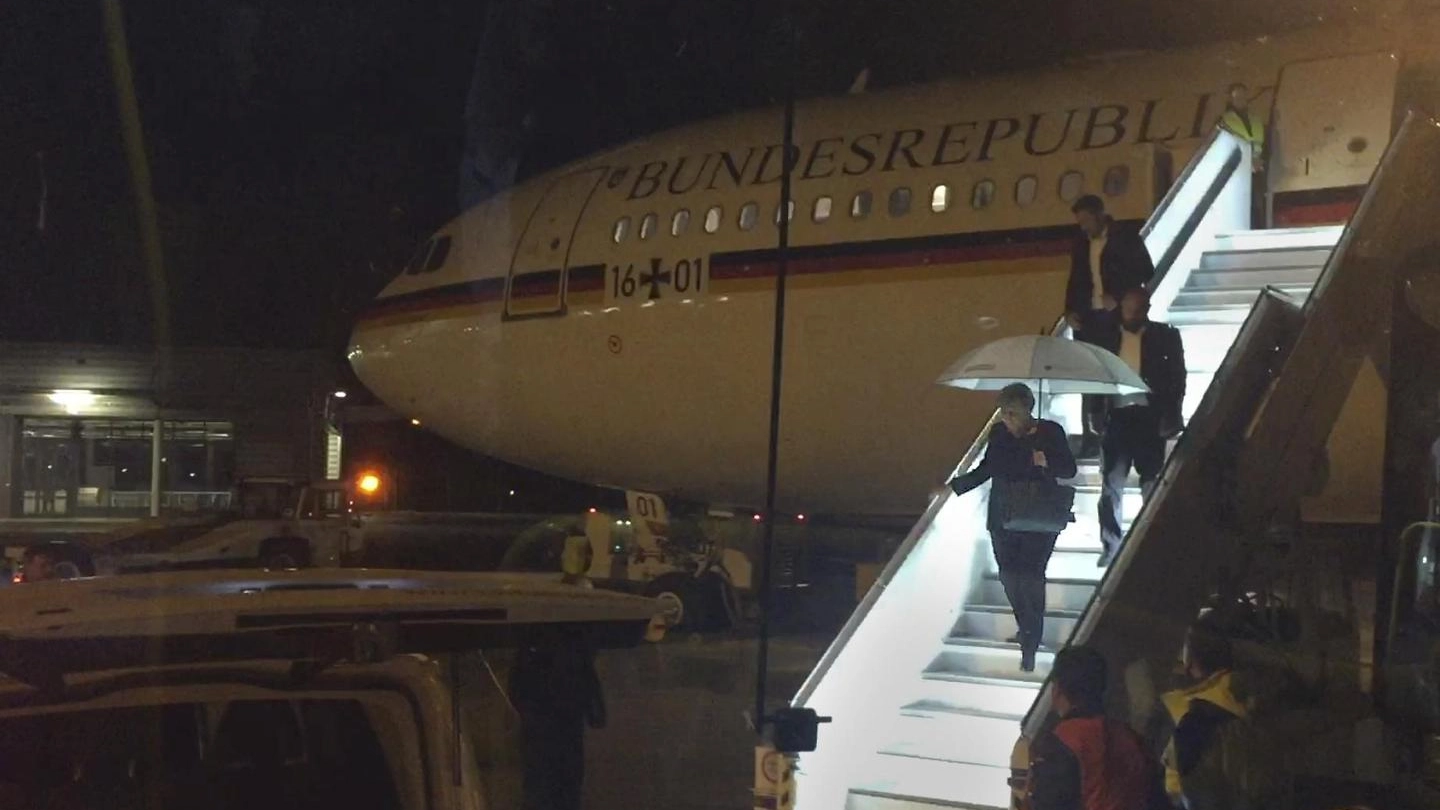 La Merkel scende a Colonia dopo l'atterraggio di emergenza (Ansa)