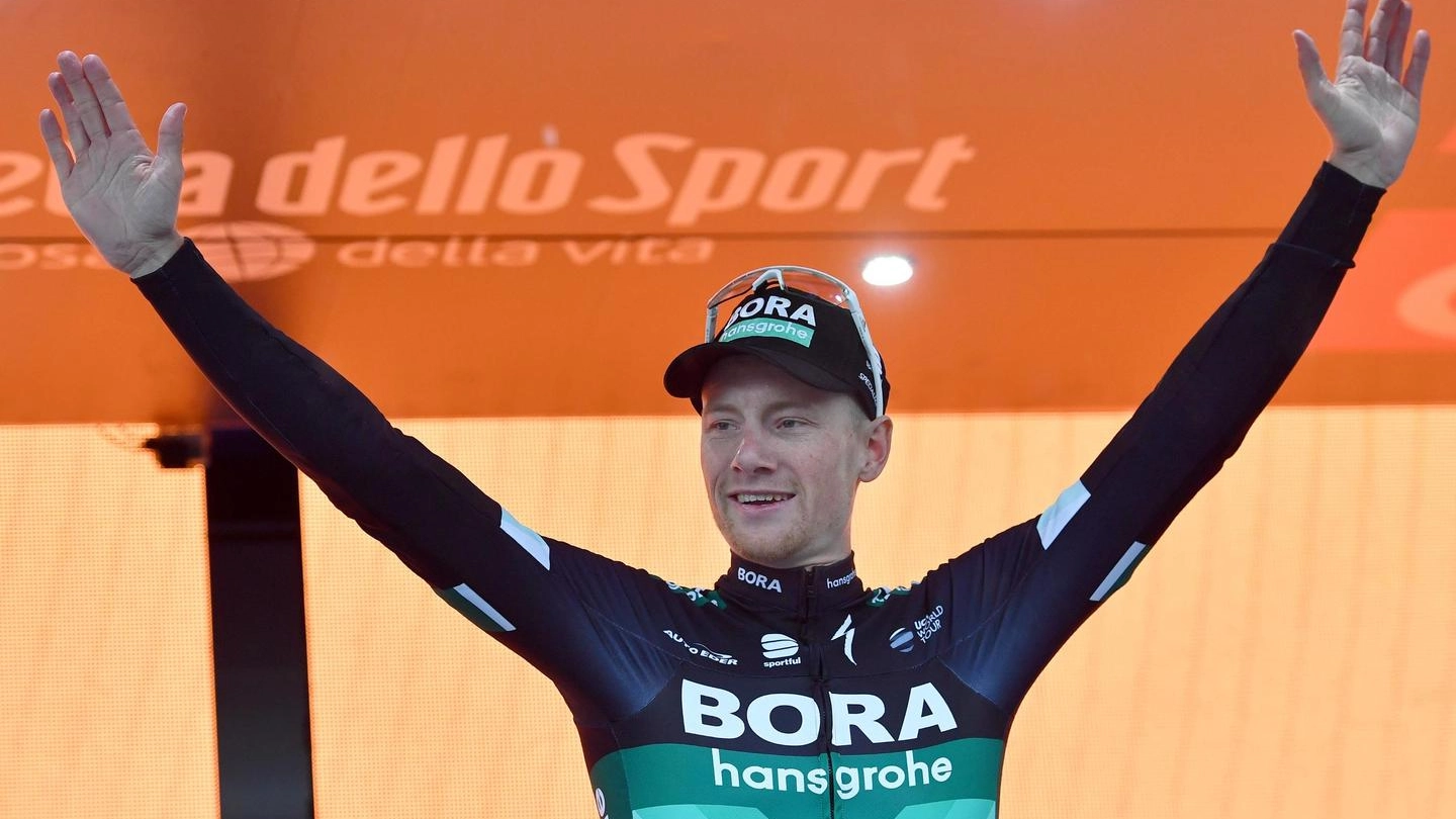Sam Bennett festeggia la vittoria della tappa 12 del Giro d'Italia 2018 (Ansa)