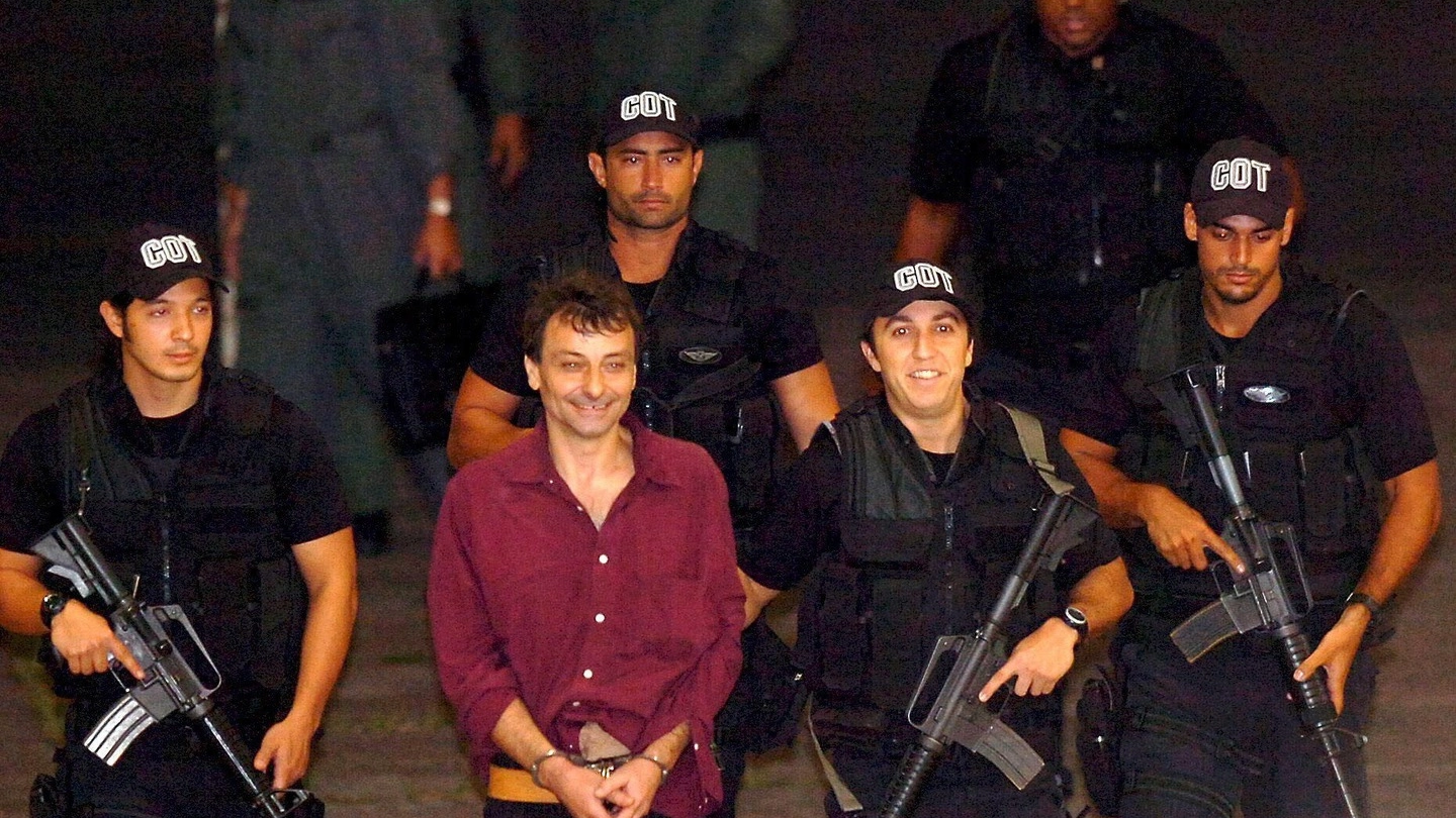 Cesare Battisti il 19 marzo 2007 a Brasilia dopo la cattura (Ansa)