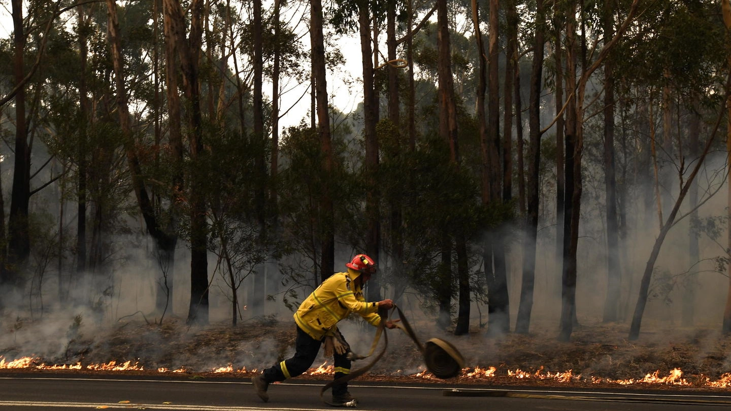 Incendi in Australia, un pompiere (foto Ansa)