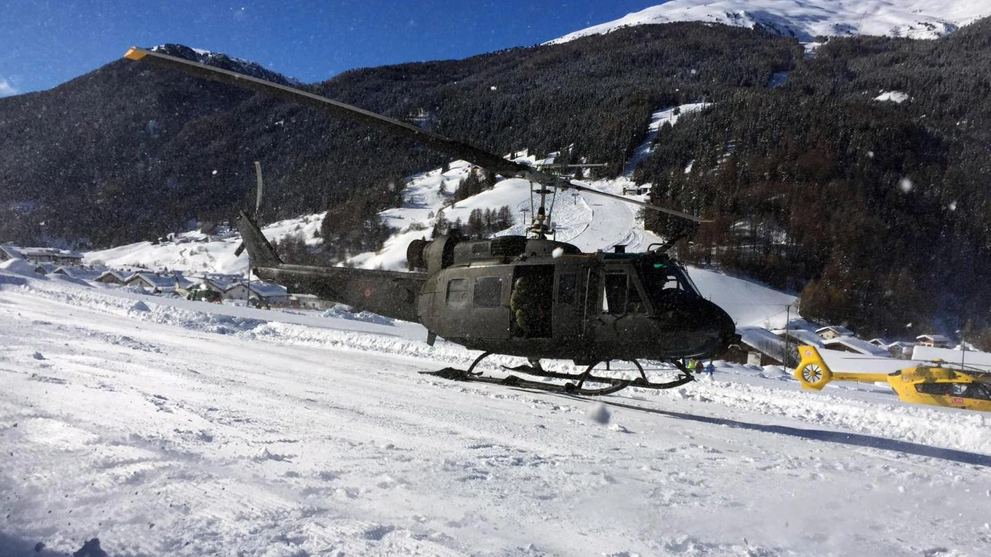 Previsioni meteo, in arrivo altra neve. Foto: evacuazioni per valanghe sulle Alpi (Ansa)