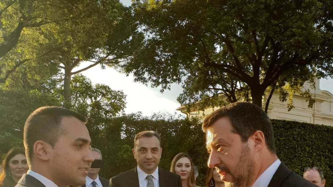 Salvini-Di Maio stretta di mano (Dire)