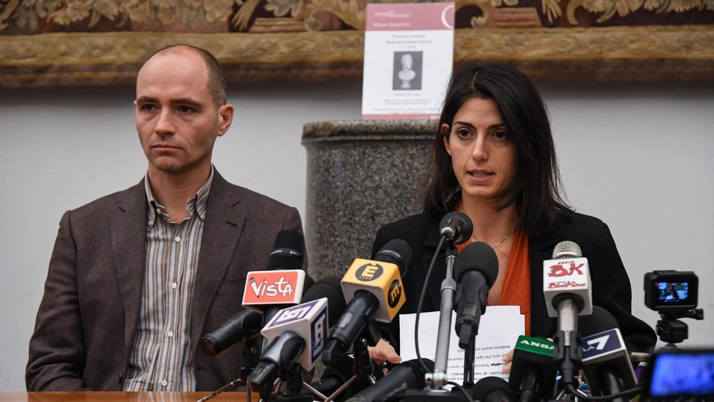 Virginia Raggi e con il suo vice Daniele Frongia in conferenza stampa (Ansa)