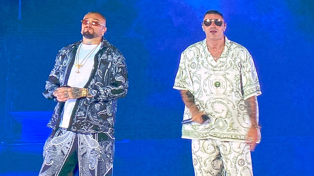 Il rapper regala al pubblico di Milano una "festa dell'hip hop italiano" che non ha precedenti nella storia