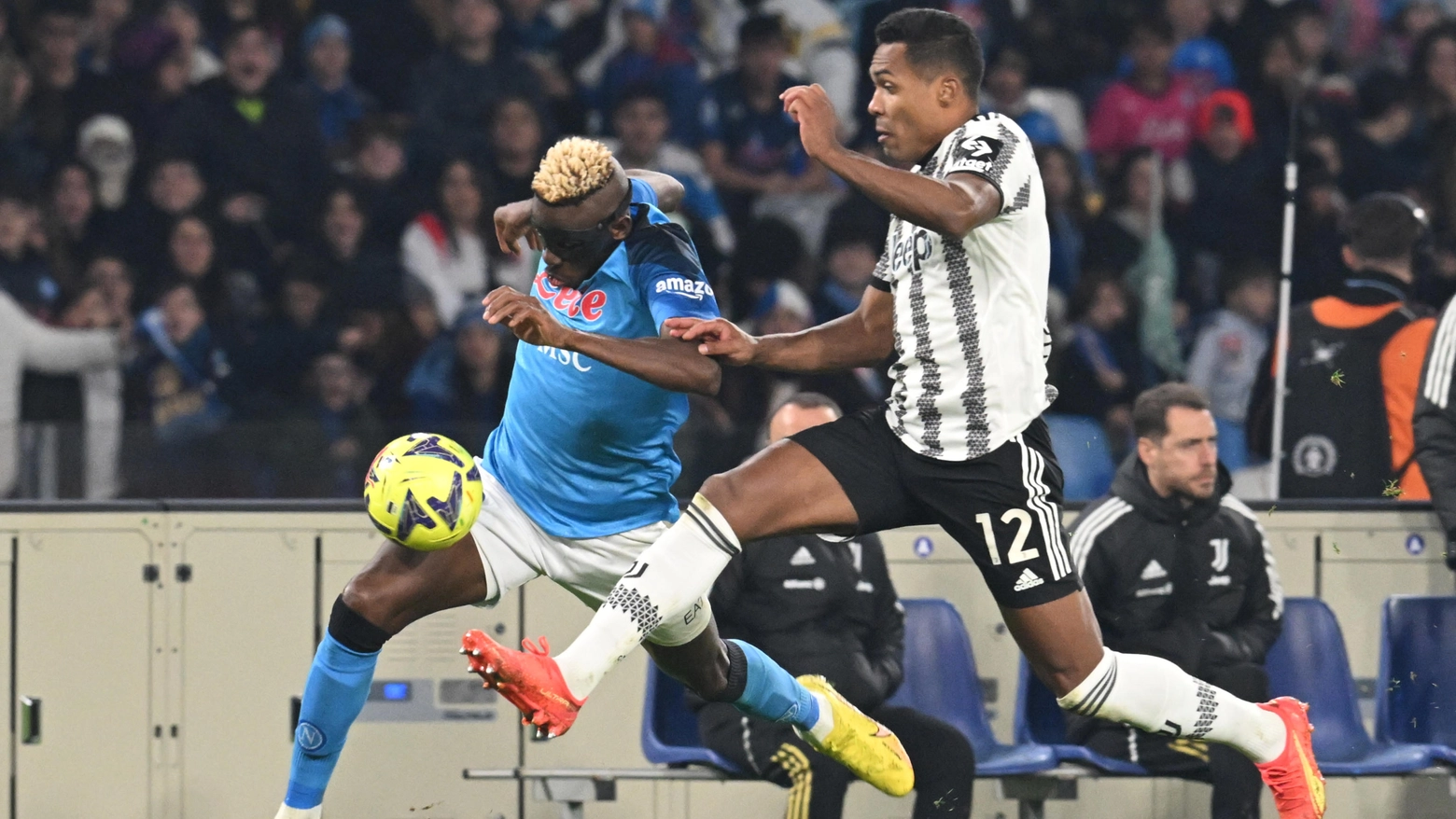 Un duello fra Osimhen e Alex Sandro nell'andata di Napoli-Juventus