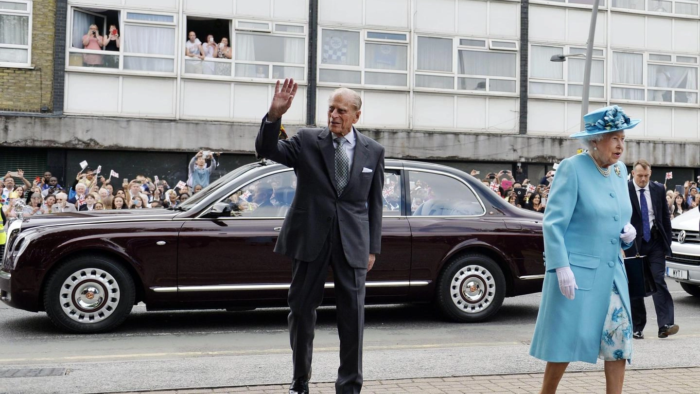 La regina Elisabetta e il principe Filippo (Ansa)