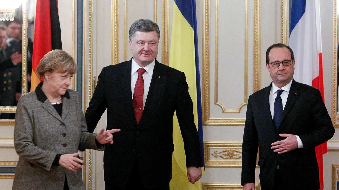 Summit a Kiev: Angela Merkel, Petro Poroshenko, Francois Hollande (REUTERS / VALENTIN OGYRENKO)