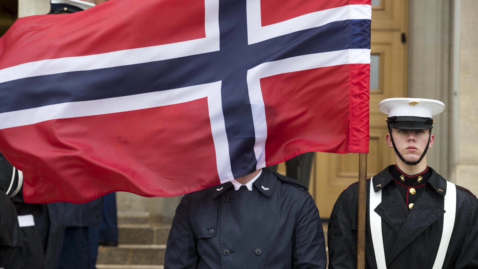 La bandiera della Norvegia (Ansa)