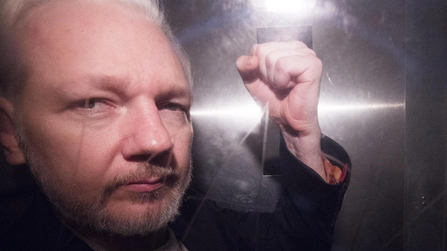 Julian Assange, fondatore di Wikileaks, in un van della polizia a Londra (Ansa)