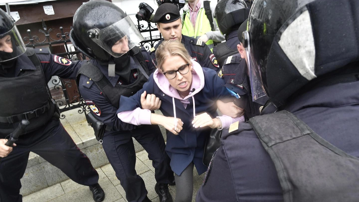  Lyubov Sobol, madrina delle proteste anti-Putin, fermata prima del corteo a Mosca (Ansa)
