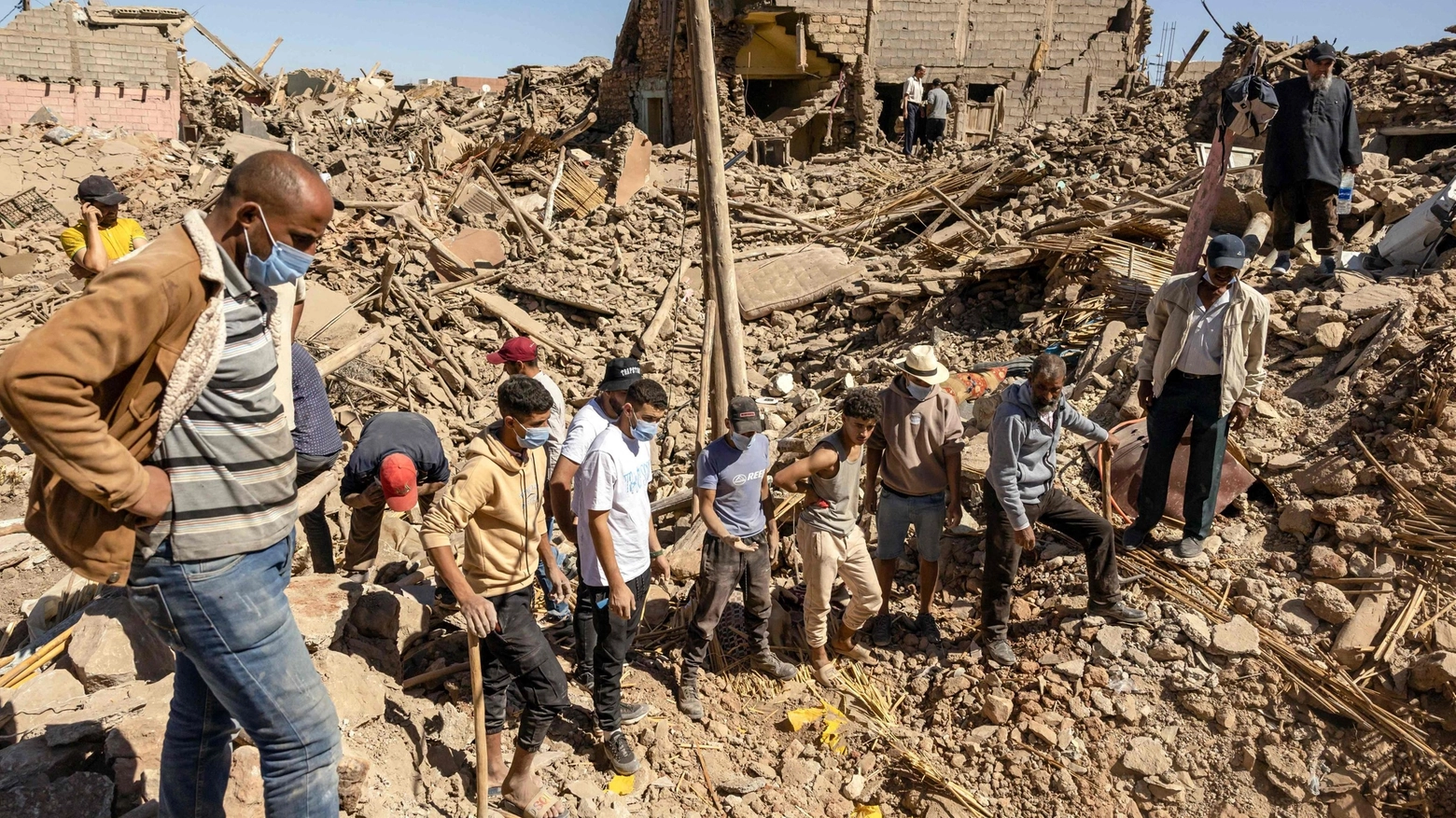 Terremoto in Marocco: soccorritori al lavoro tra le macerie (Ansa)