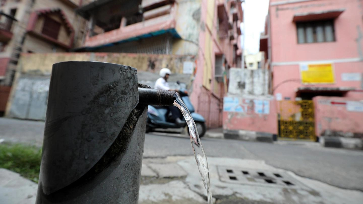 Continua in Italia lo spreco di acqua potabile (Ansa)