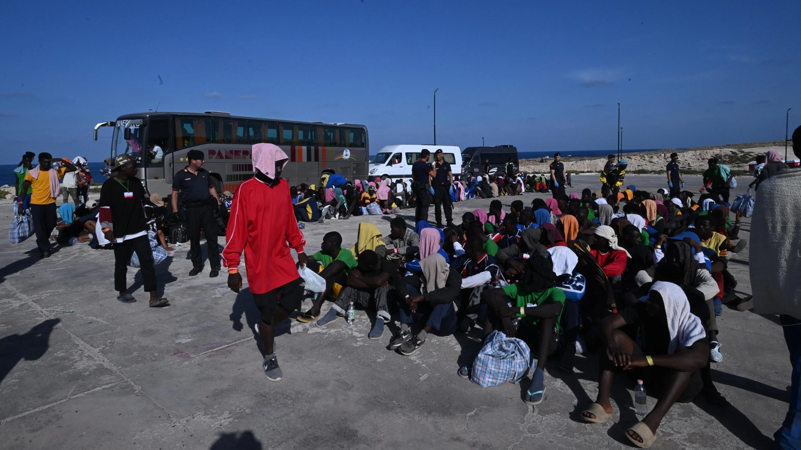 Migranti: caos a Lampedusa (Ansa)