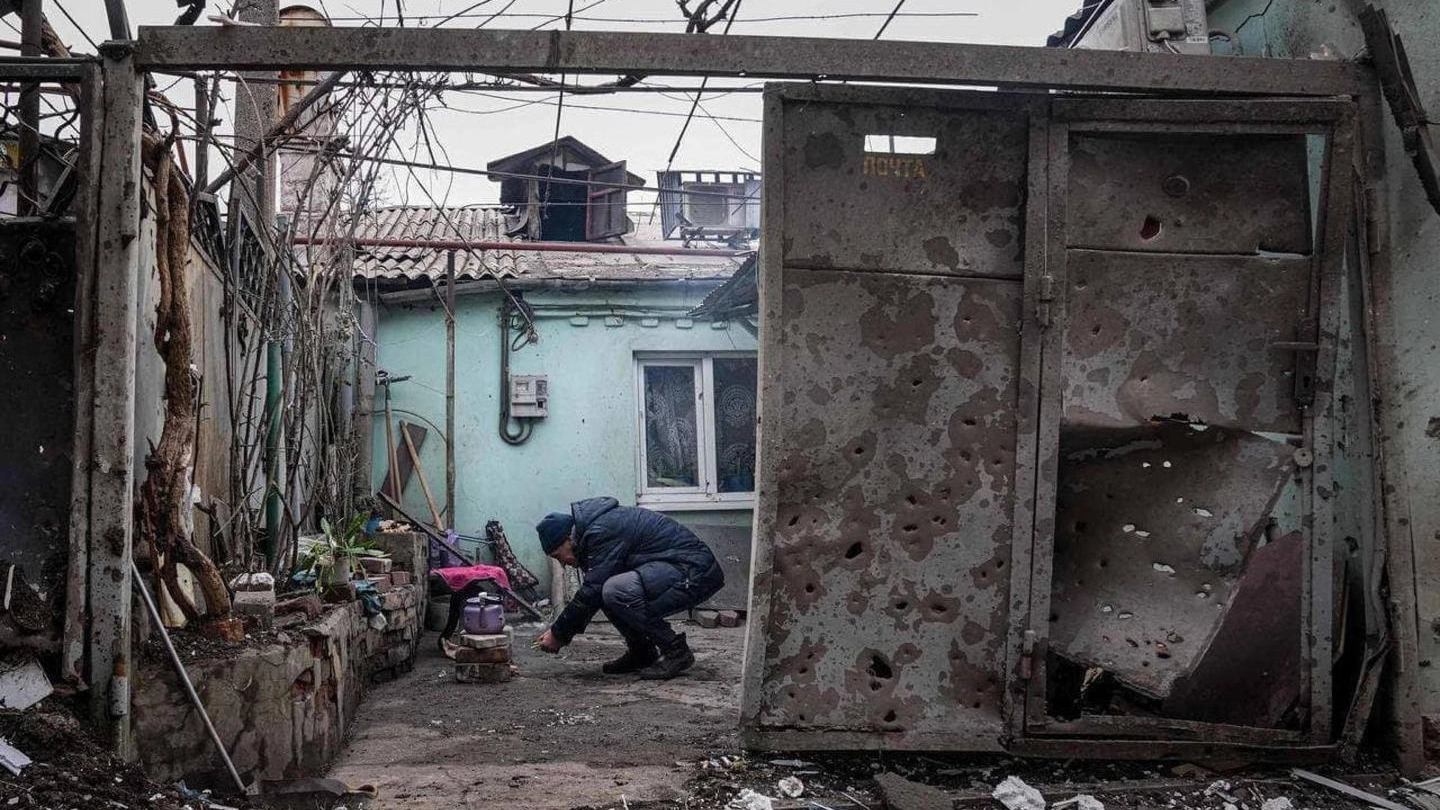 Ucraina, quartieri residenziali di Mariupol bombardati dai russi (Ansa)