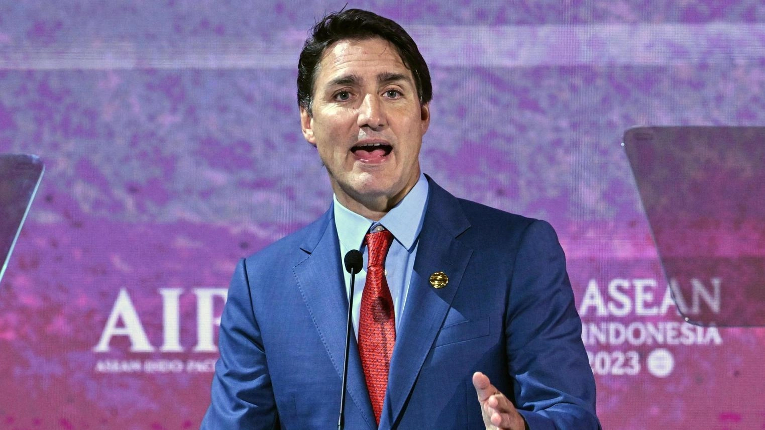 La tensione tra India e Canada esplode dopo l'accusa di Trudeau al premier Modi di essere il mandante dell'omicidio di un leader sikh. Modi risponde con un ultimatum al diplomatico canadese. Lo scontro preoccupa gli equilibri internazionali.