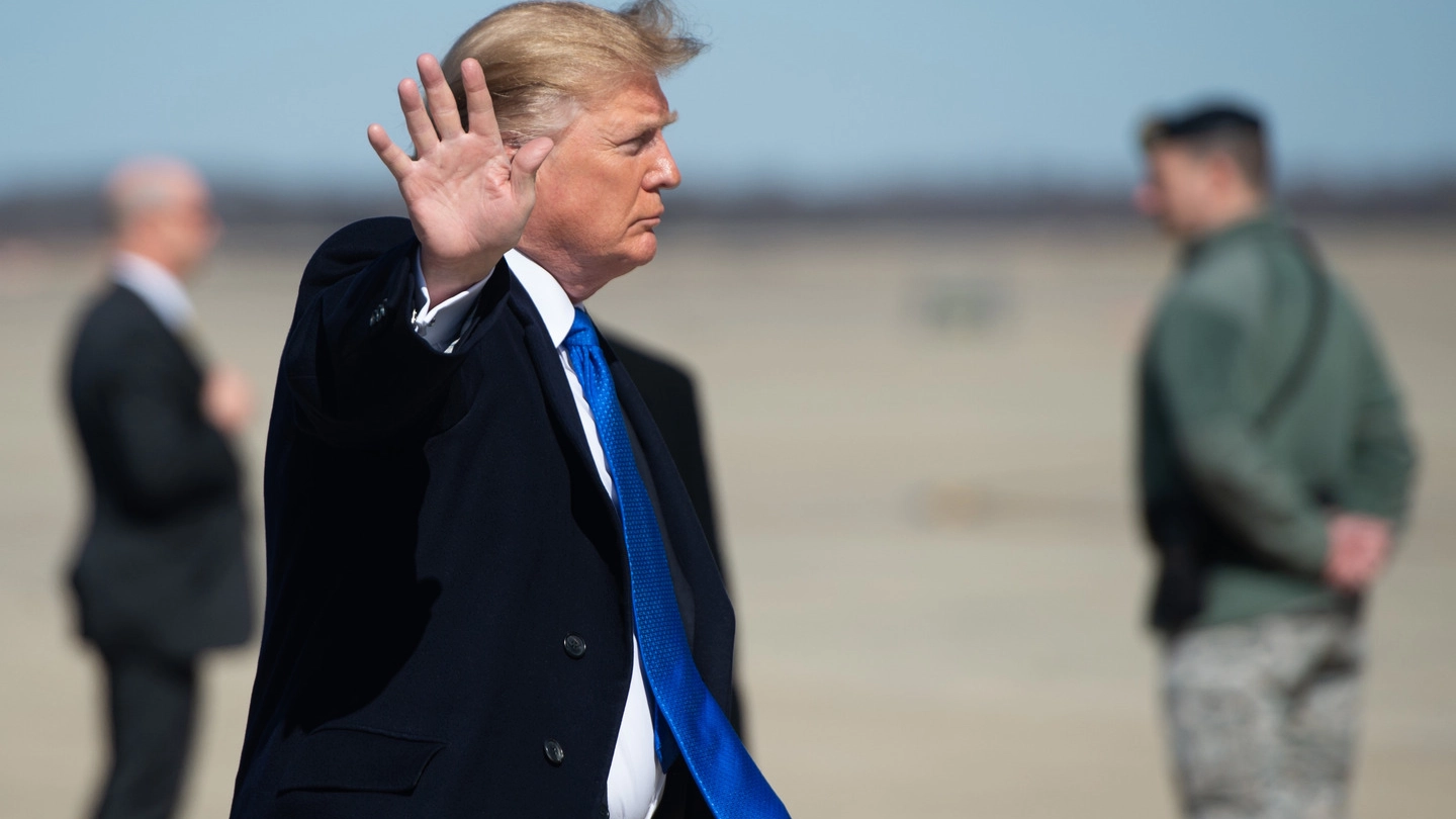  Donald Trump in partenza per il Vietnam (Lapresse)