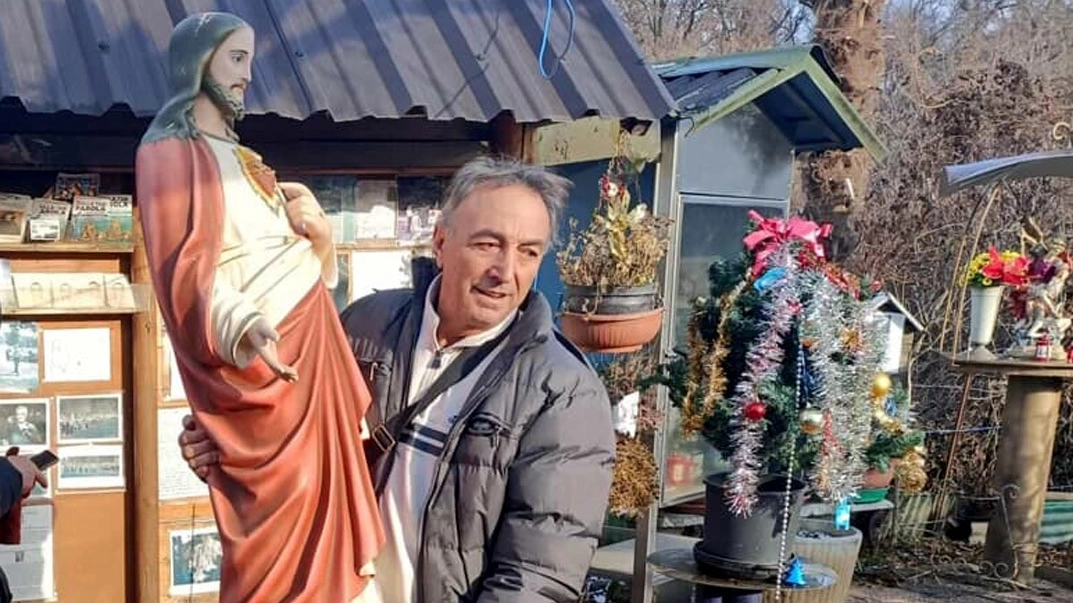 La statua del Cristo piangente di Stupinigi viene portata via per degli esami
