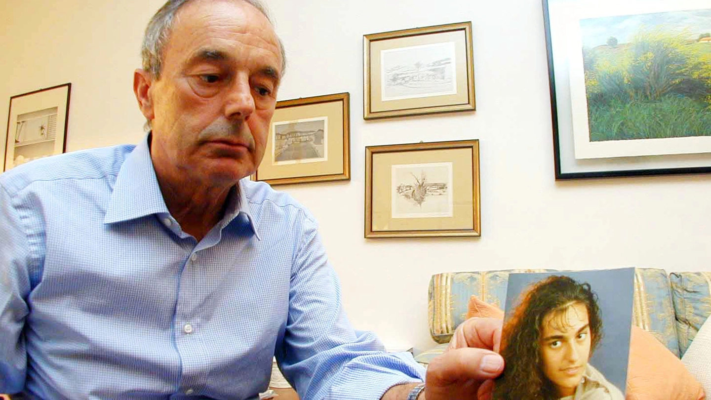 Giuseppe Englaro mostra la foto di sua figlia Eluana (Ansa)