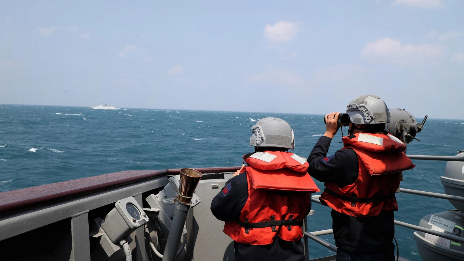 La marina militare di Taiwan sorveglia da lontano una motovedetta cinese
