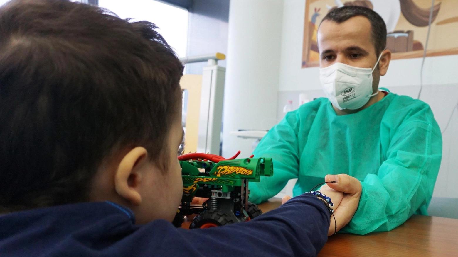 Ánduel, 34 anni, insieme al figlio di 5 anni a cui ha donato parte del polmone