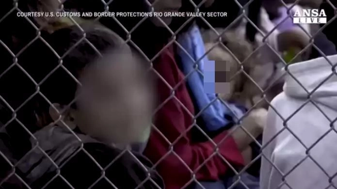 Un frame del video dell'Ansa in cui i bambini restano separati dai genitori