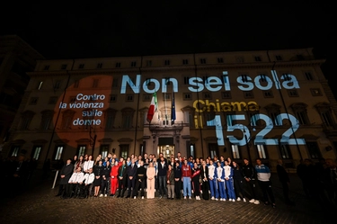 “Contro la violenza sulla donne non sei sola, chiama il 1522”, lo slogan proiettato su Palazzo Chigi