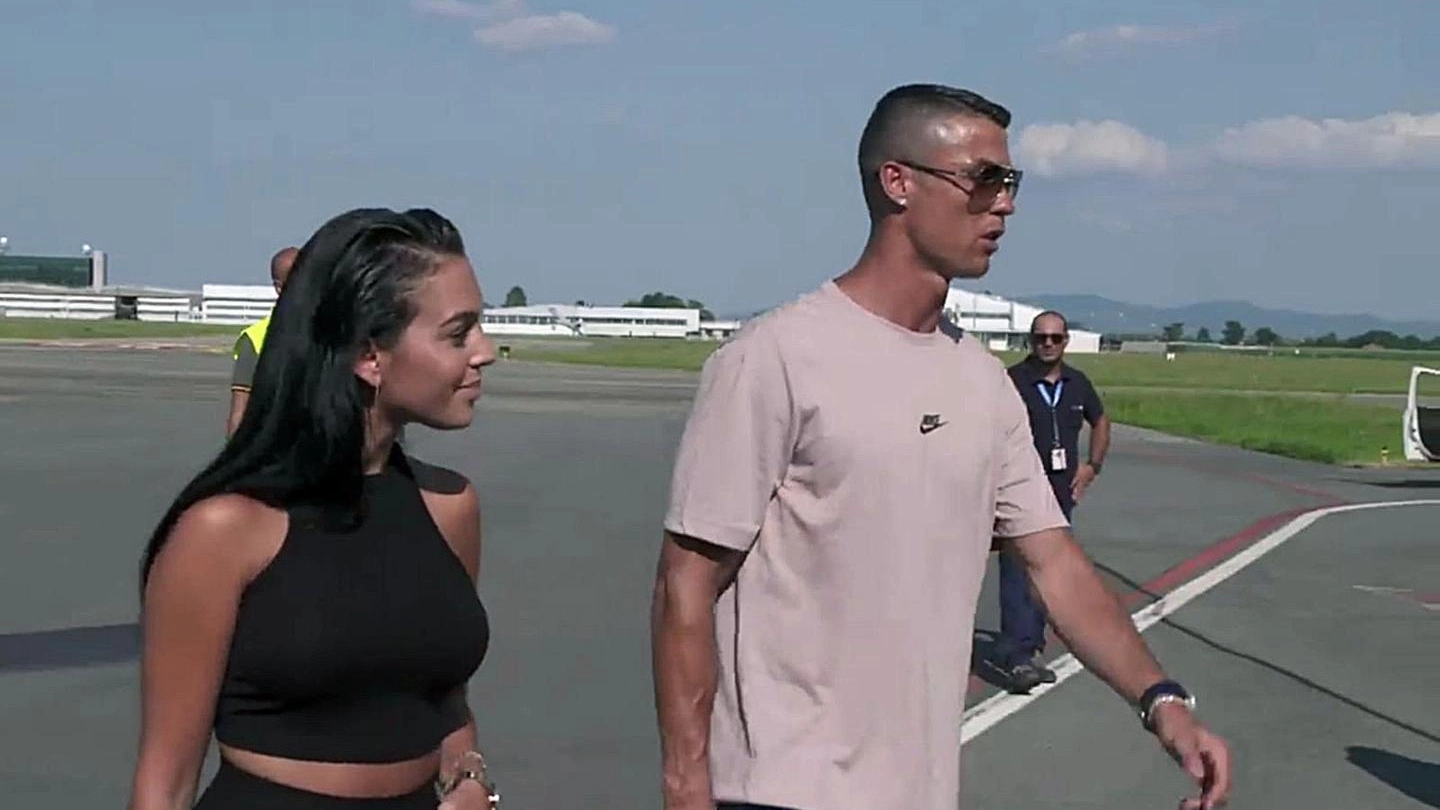 Cristiano Ronaldo e Georgina Rodriguez sbarcano all'aeroporto Caselle (Ansa)