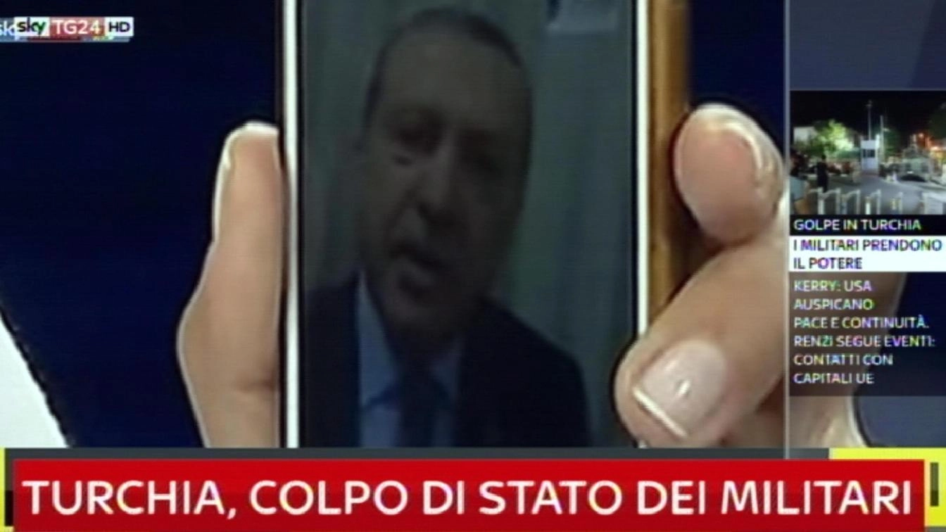 Turchia, colpo di Stato. Erdogan parla via smartphone (Ansa)