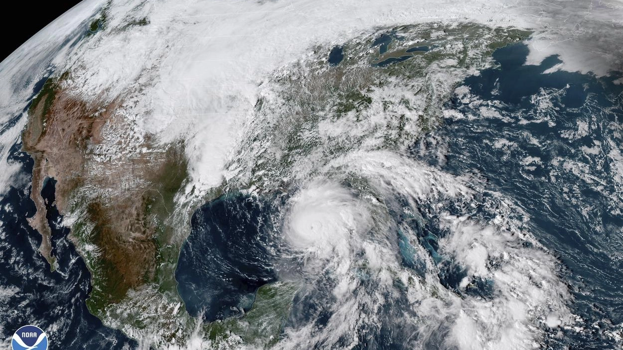 L'uragano Michael visto dal satellite (foto Ansa, Noaa)