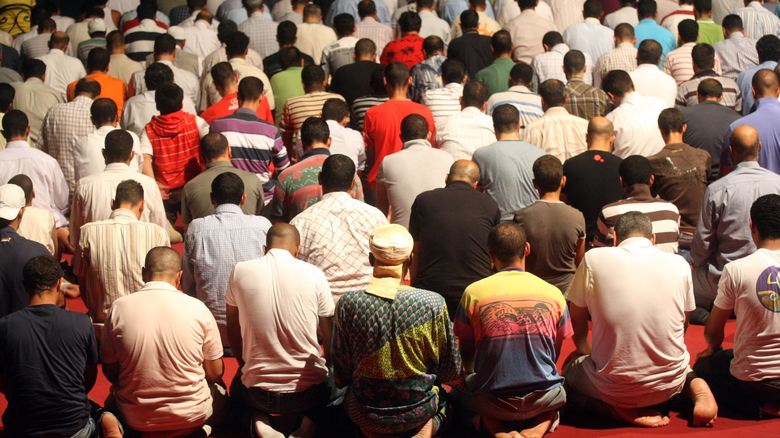 Musulmani in preghiera (Newpress)