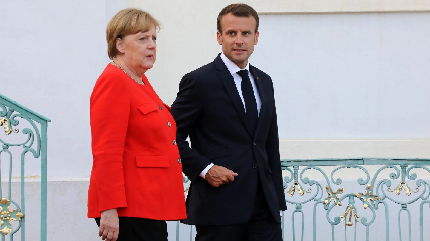 Angela Merkel ed Emmanuel Macron (Lapresse)