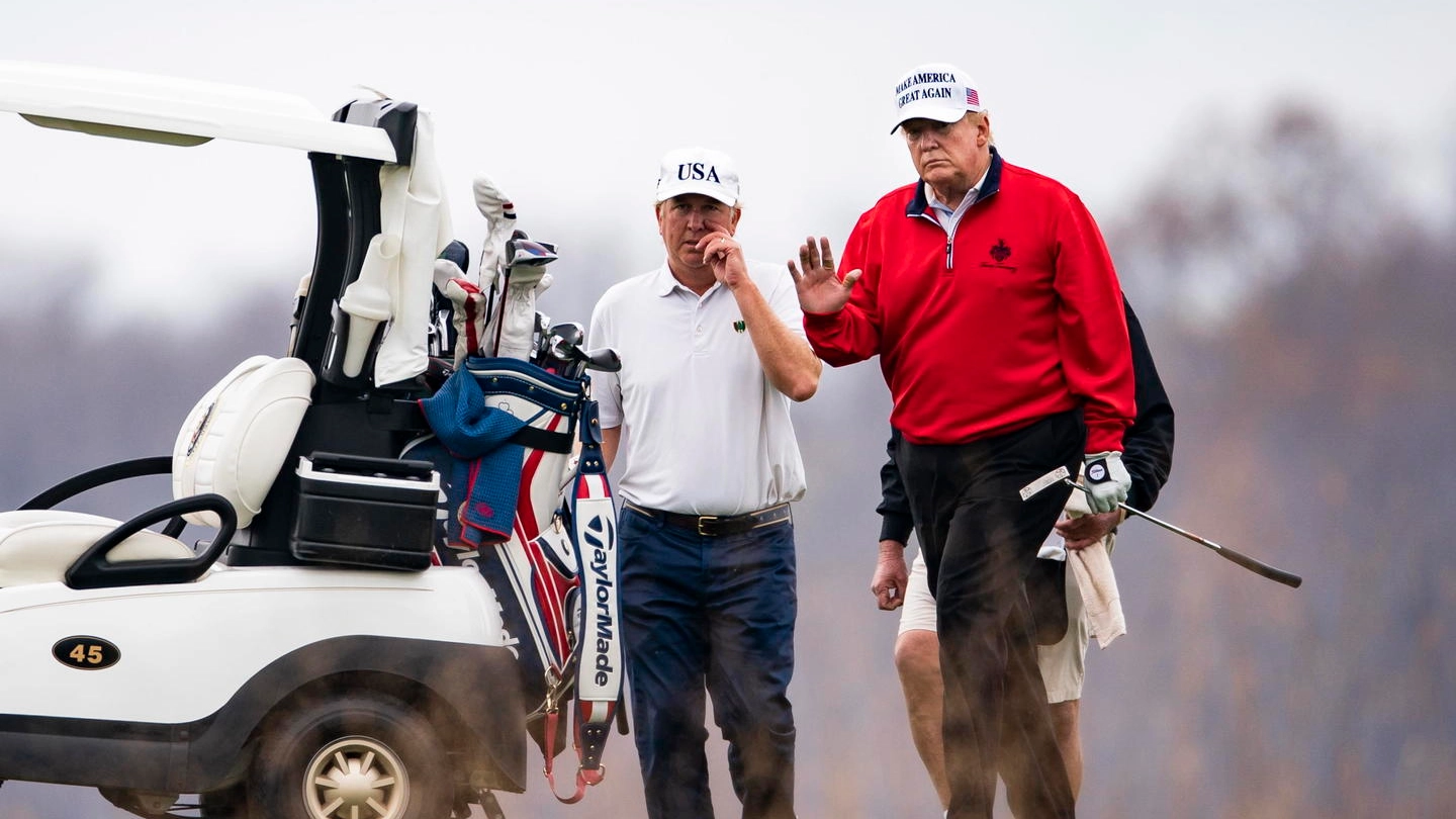 Il presidente Donald Trump gioca a golf (Ansa)