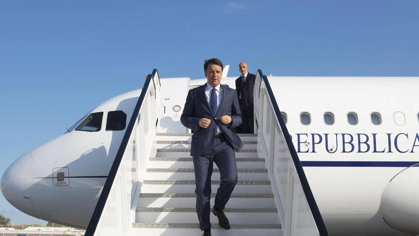 Il premier Renzi scende dall'aereo presidenziale (Ansa)