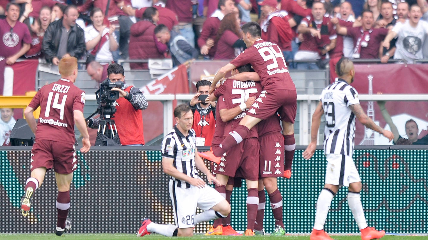 L'abbraccio tra i giocatori del Torino (Lapresse)