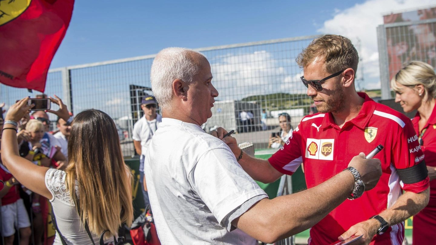 Sebastian Vettel in Ungheria con il lutto al braccio (Ansa)