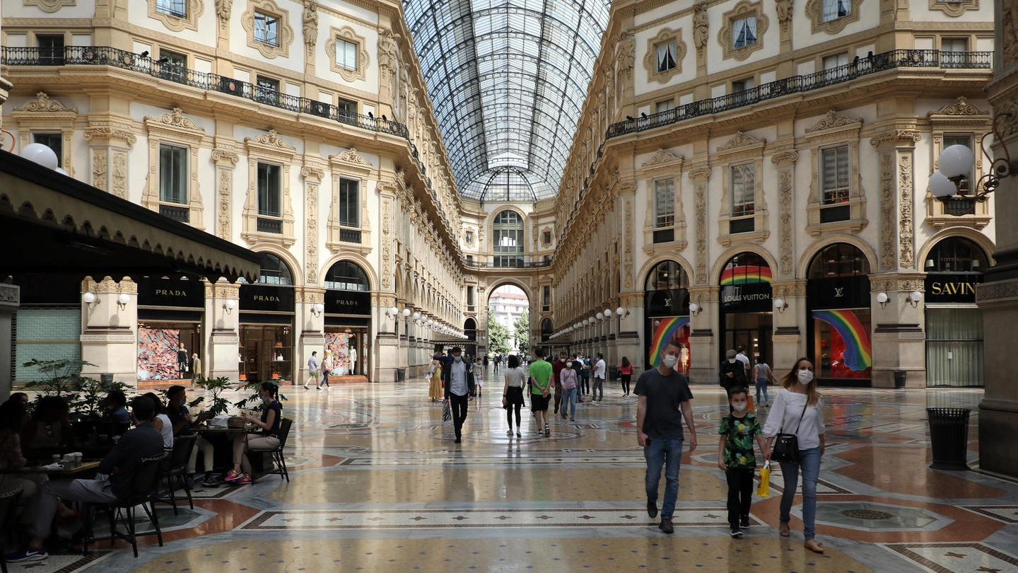 Fase 2, torna a popolarsi la Galleria Vittorio Emanuele a Milano (Ansa)