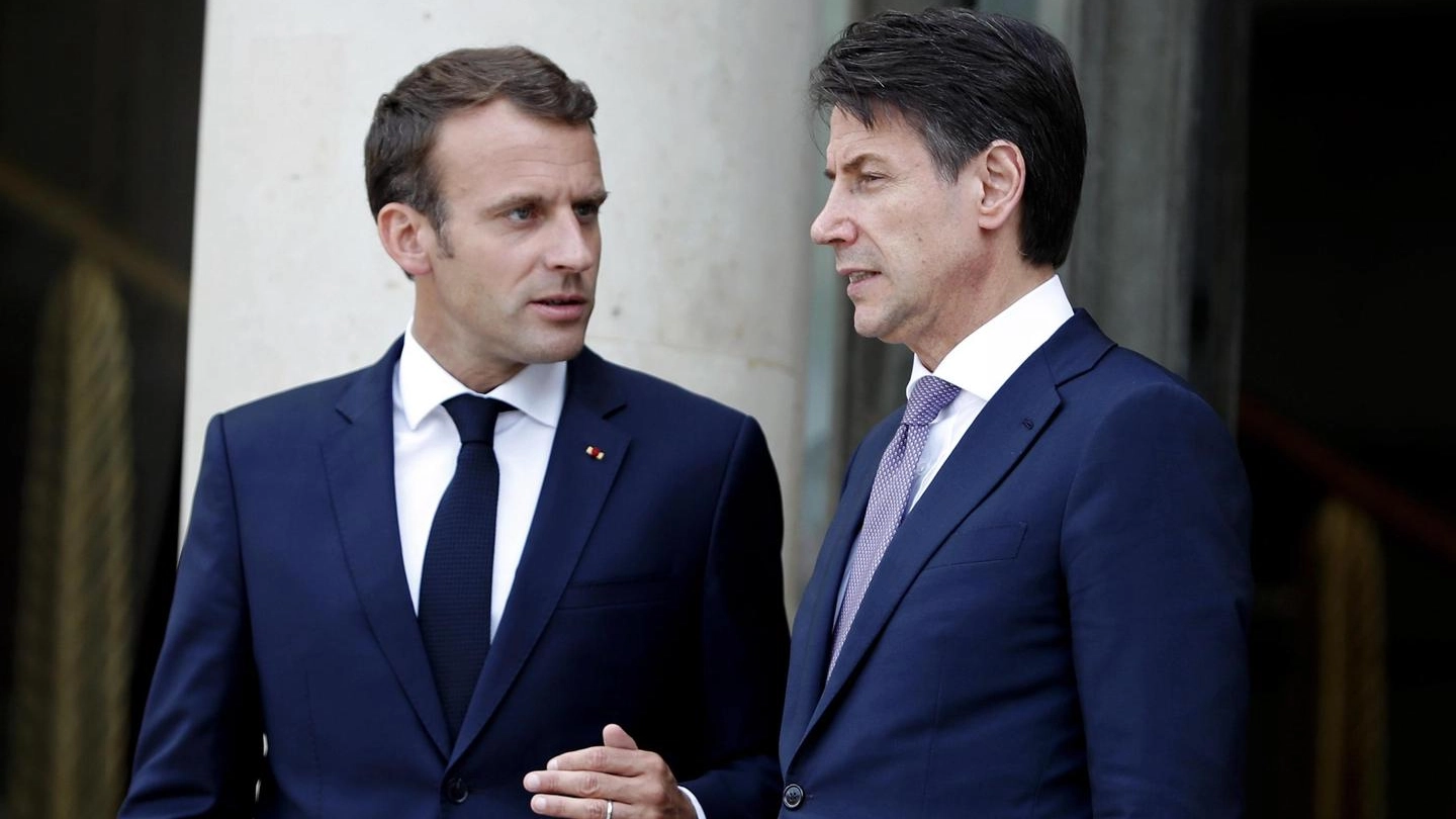 Emmanuel Macron con Giuseppe Conte (Ansa)