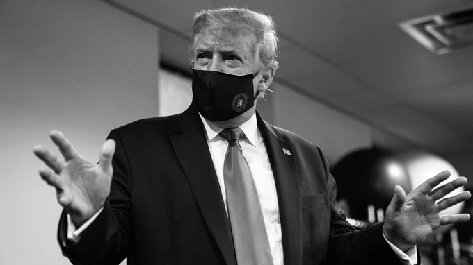 Il presidente Trump con  la mascherina (dal profilo twitter di Trump)