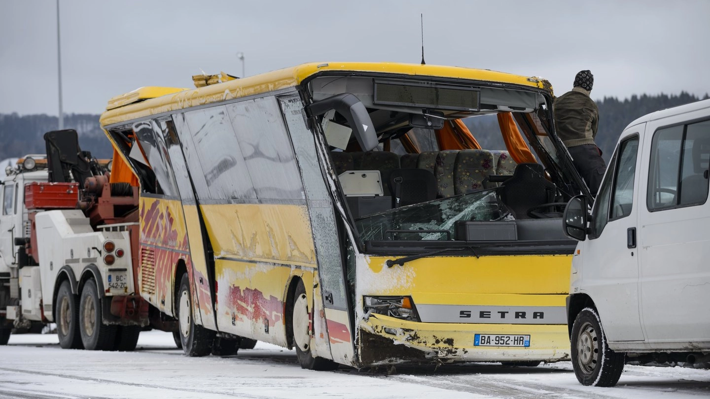 Scuolabus esce di strada per il ghiaccio in Francia (AFP)